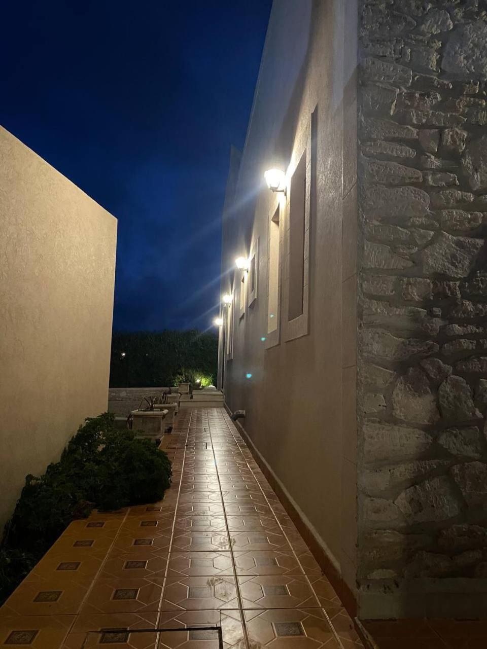 Villa Laarich As-Sawíra Exteriér fotografie