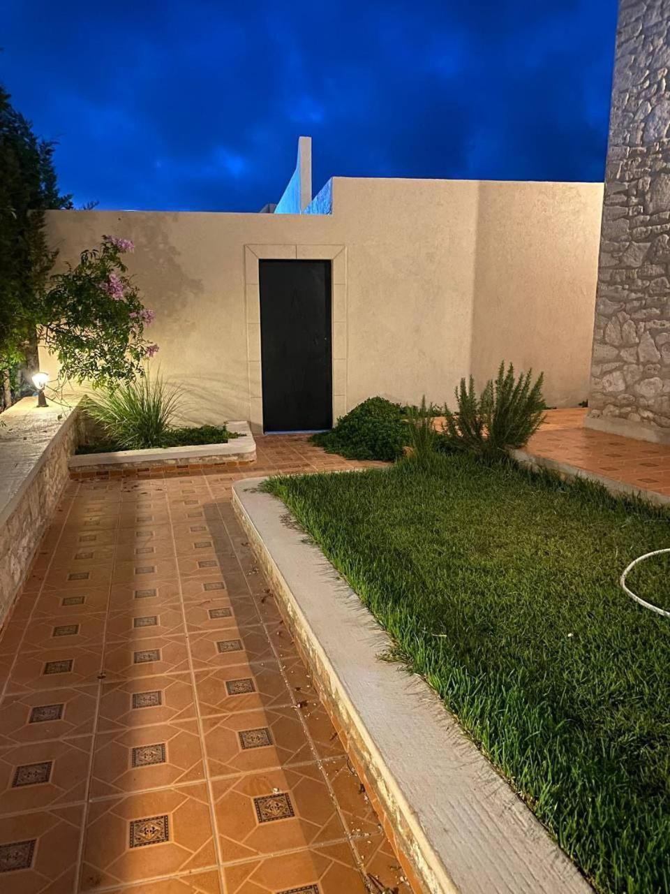 Villa Laarich As-Sawíra Exteriér fotografie