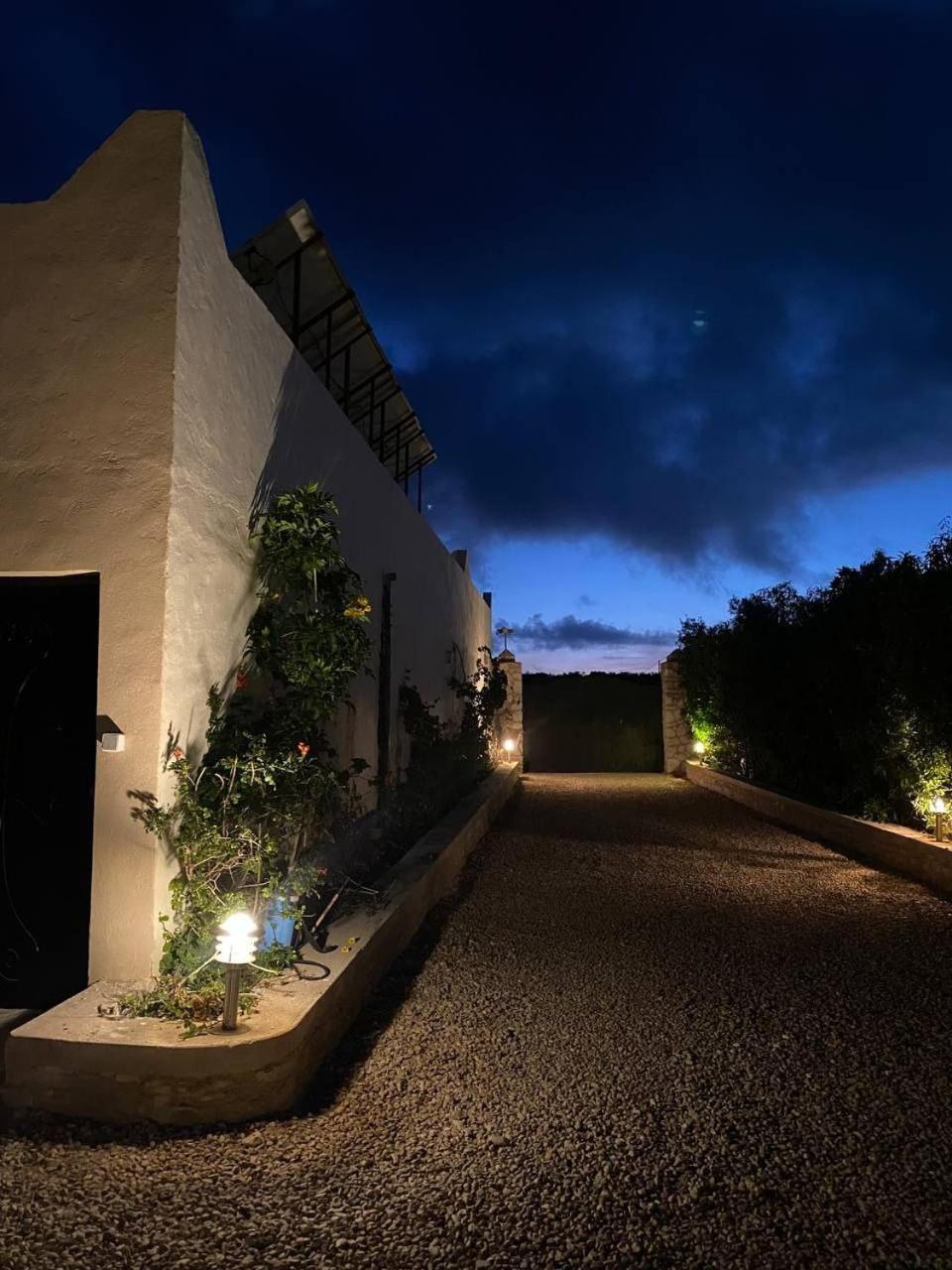 Villa Laarich As-Sawíra Exteriér fotografie