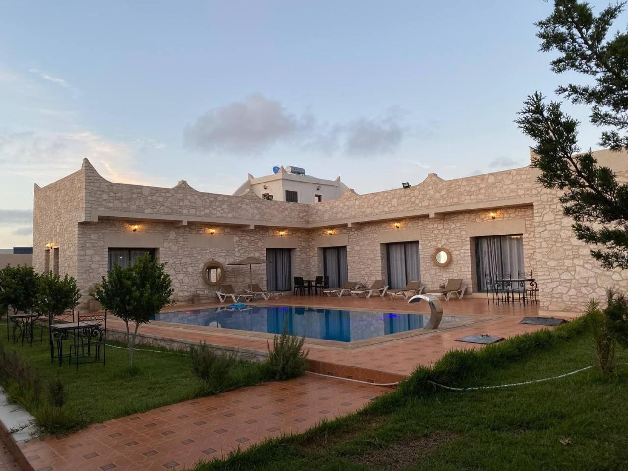 Villa Laarich As-Sawíra Exteriér fotografie